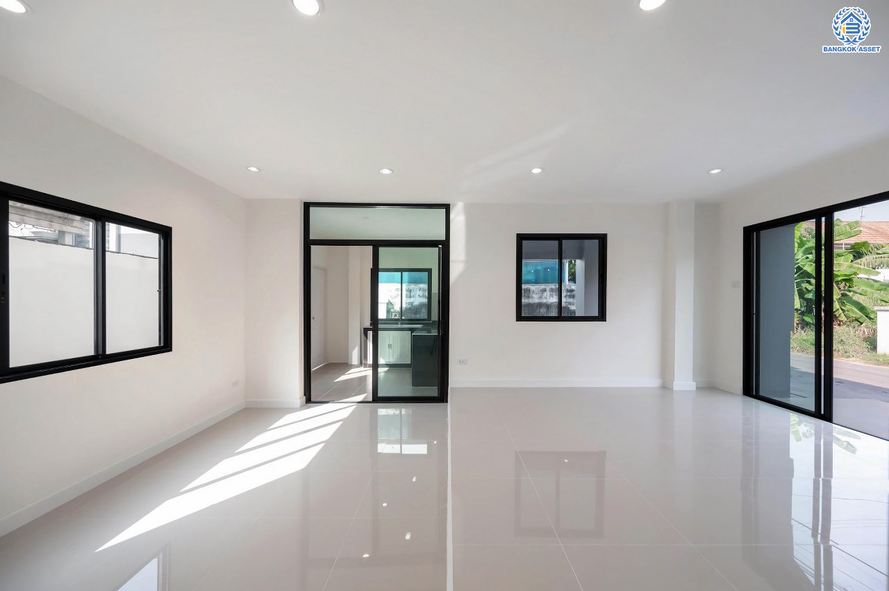 บ้านมือสองตกแต่งใหม่ โครงการ ซอยนวนิช ปากเกร็ด เนื้อที่ 45 ตร.ว. พื้นที่ใช้สอยมากกว่า 164.5 ตร.ม. พร้อมฟังก์ชัน 3 ห้องนอน 3 ห้องน้ำ 1 ห้องอเนกประสงค์ จอดรถได้ 1 คัน บนทำเลเมือง ใกล้เซ็นทรัลแจ้งวัฒนะ จุดขึ้นทางด่วน "แจ้งวัฒนะ" และรถไฟฟ้าสายสีชมพู "สถานีเลี่ยงเมืองปากเกร็ด"...